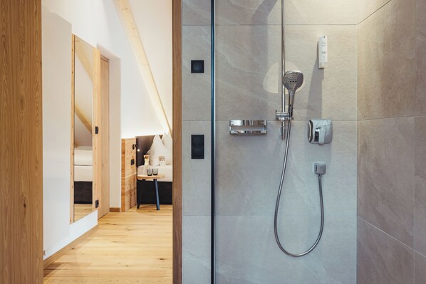 Gratis toiletartikelen, een haardroger, handdoeken, shampoo