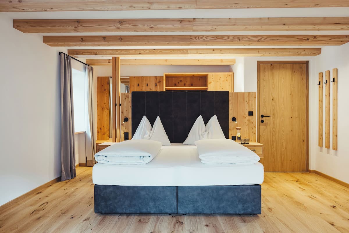 In-room safe, desk, soundproofing, free WiFi