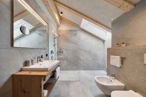 Family Quadruple Room | Bathroom | Free toiletries, hair dryer, towels, shampoo - Hotel Schmuckhof (Chiusa)
