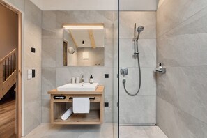 Family Quadruple Room | Bathroom | Free toiletries, hair dryer, towels, shampoo - Hotel Schmuckhof (Chiusa)