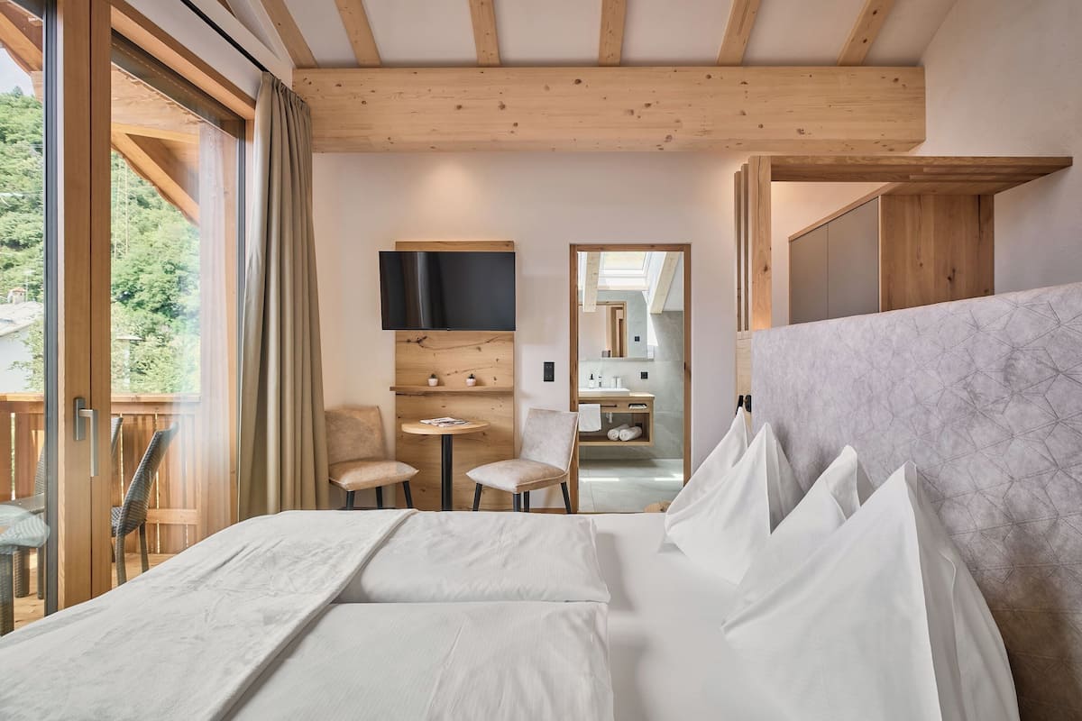 Kahden hengen panoraamahuone | Tallelokero huoneessa, työpöytä, äänieristys, ilmainen Wi-Fi