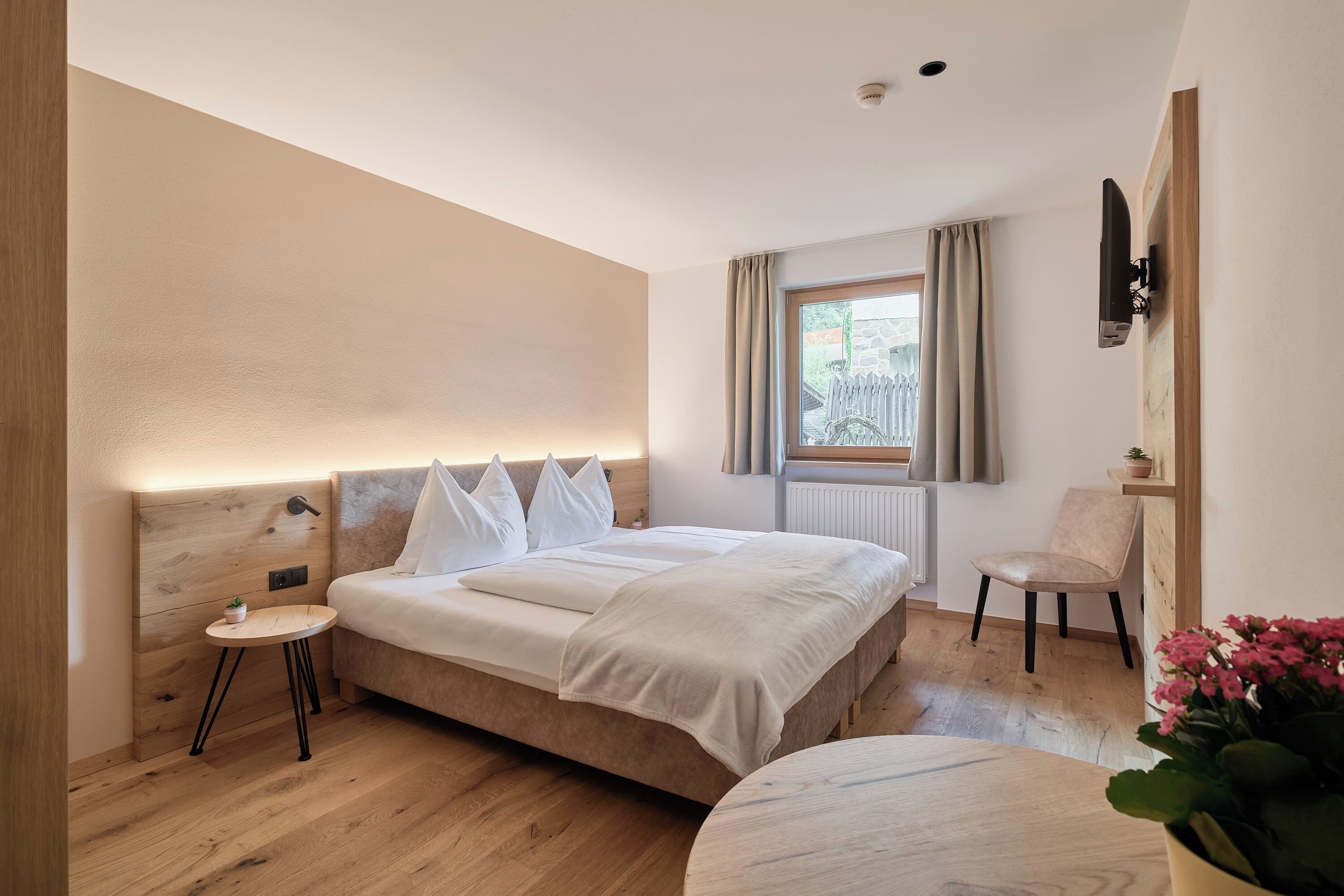 高級四人房 | 客房內保險箱、書桌、隔音、免費無線上網