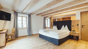 Deluxe Double Room | In-room safe, desk, soundproofing, free WiFi