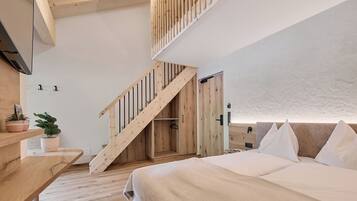 Phòng 4 dành cho gia đình | Két bảo mật tại phòng, bàn, phòng cách âm