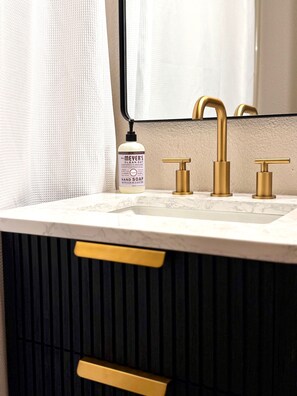 Een haardroger, handdoeken, zeep, shampoo