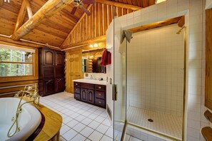 Een douche, een bubbelbad, handdoeken, zeep