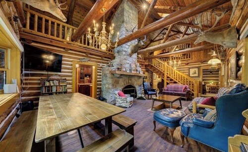 Secluded 10-Acre Riverfront Lodge. Pet-Friendly!