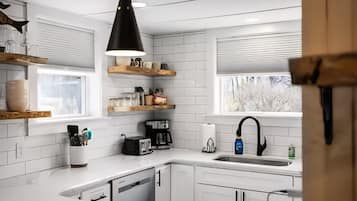 Coffee/tea maker, fridge, microwave, oven