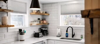 Riverside cottage in charming Elkton