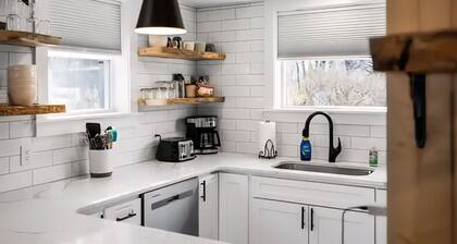 Riverside cottage in charming Elkton