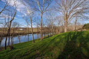 Property grounds - Riverside cottage in charming Elkton (Elkton)