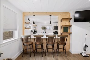 Fridge, microwave, oven, stovetop - Riverside cottage in charming Elkton (Elkton)