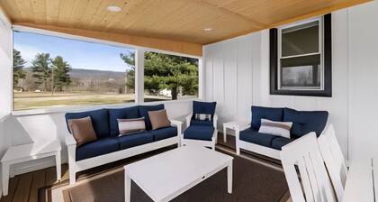 Riverside cottage in charming Elkton