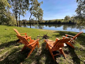 Property grounds - Riverside cottage in charming Elkton (Elkton)