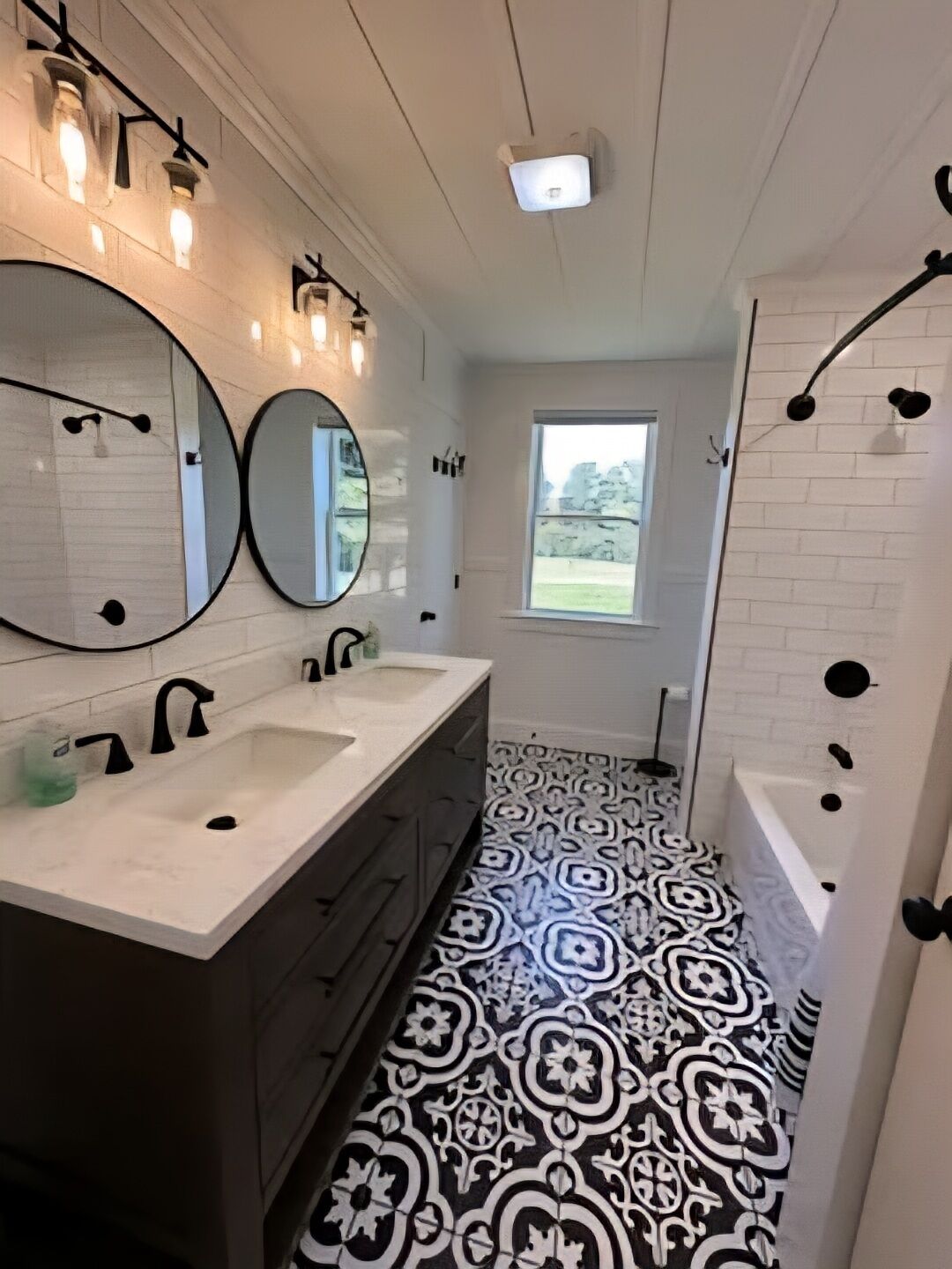 Douche, serviettes fournies, shampoing, papier toilette