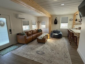 TV - Riverside cottage in charming Elkton (Elkton)