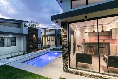 Villa violet | Pool | 55” TV Netflix | 5 mins Mall