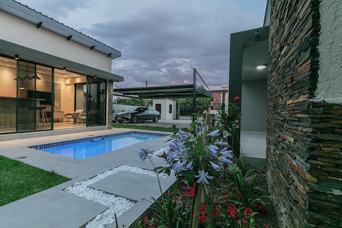 Villa violet | Pool | 55” TV Netflix | 5 mins Mall