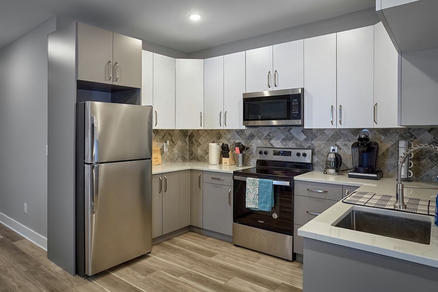 Kühlschrank, Mikrowelle, Ofen, Herdplatte