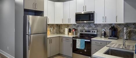 冷蔵庫、電子レンジ、オーブン、コンロ