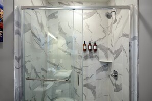 Shower, hair dryer, towels, soap - Modern Oasis in the Suburbs - Relax & Unwind (Philadelphia)