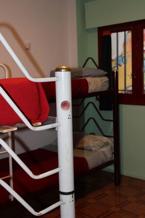 Asrama Umum Basic | Brankas dan Wi-Fi gratis