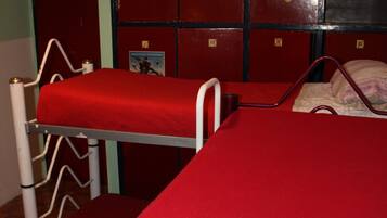 Dormitorio compartido básico | Caja de seguridad en la habitación y wifi gratis