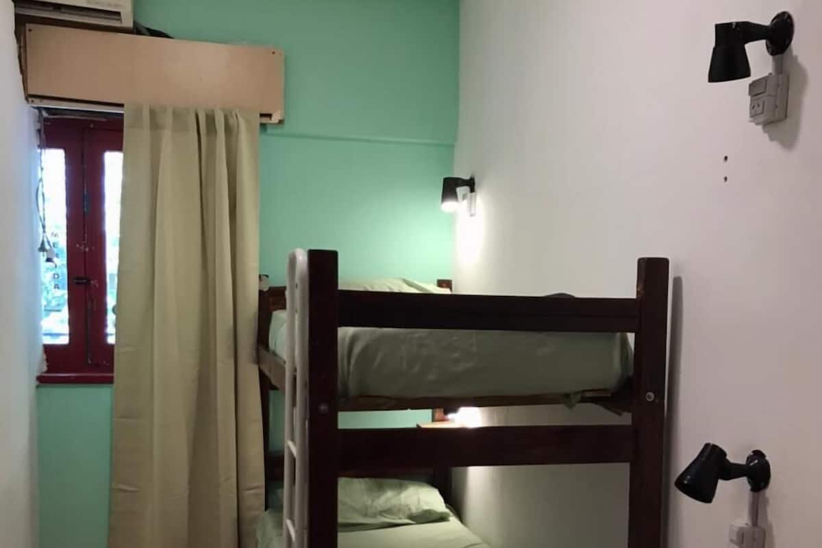 Basic szoba két külön ággyal | Széf a szobában és ingyenes wifi