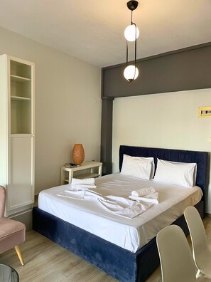 1 bedroom, iron/ironing board, WiFi, bed sheets - #703: Business Studio, w Balcony, City View, Metro Access. Perfect for Couples. (Thessaloniki)