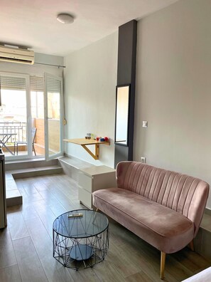 Living area - #703: Business Studio, w Balcony, City View, Metro Access. Perfect for Couples. (Thessaloniki)