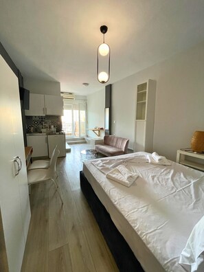 1 bedroom, iron/ironing board, WiFi, bed sheets - #703: Business Studio, w Balcony, City View, Metro Access. Perfect for Couples. (Thessaloniki)