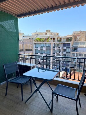 Outdoor dining - #703: Business Studio, w Balcony, City View, Metro Access. Perfect for Couples. (Thessaloniki)