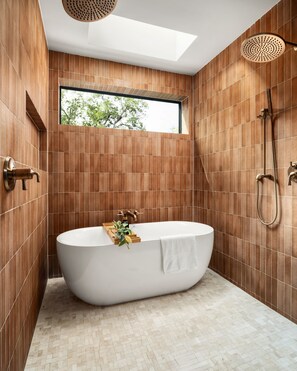 Đồ dùng nhà tắm miễn phí, khăn tắm, xà phòng, dầu gội 