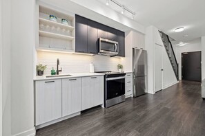 Frigorífico, microondas, horno y placa de cocina