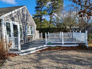 Terrace/patio - Welcoming 3-bedroom house with AC in Dennis Port, close to beaches (Dennis)