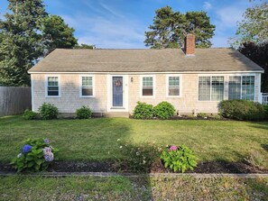 Exterior - Welcoming 3-bedroom house with AC in Dennis Port, close to beaches (Dennis)