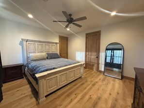 3 bedrooms, desk, iron/ironing board, free WiFi