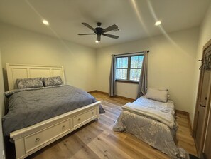 3 bedrooms, iron/ironing board, Internet, bed sheets