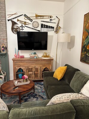 TV - Charming 2-bedroom Executive Stay Apt on Parade Route in Uptown New Orleans (New Orleans)