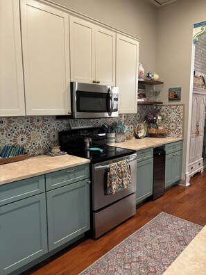 Microwave, oven, stovetop, dishwasher - Charming 2-bedroom Executive Stay Apt on Parade Route in Uptown New Orleans (New Orleans)