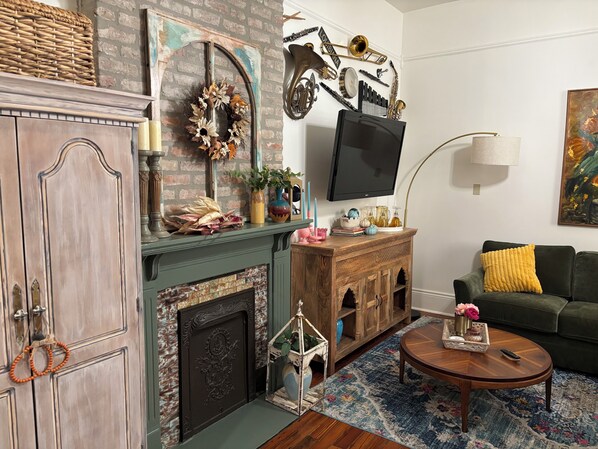 TV - Charming 2-bedroom Executive Stay Apt on Parade Route in Uptown New Orleans (New Orleans)