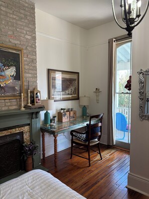 2 bedrooms, iron/ironing board, WiFi, bed sheets - Charming 2-bedroom Executive Stay Apt on Parade Route in Uptown New Orleans (New Orleans)