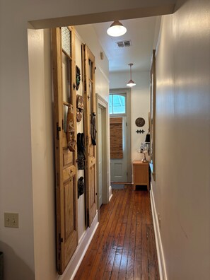 Interior - Charming 2-bedroom Executive Stay Apt on Parade Route in Uptown New Orleans (New Orleans)