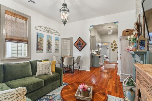 Charming 2-bedroom Executive Stay Apartment on Parade Route Uptown New Orleans