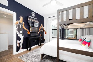 2 bedrooms, iron/ironing board, free WiFi, bed sheets - *D-town/Photobooth/Glam Rm* (San Antonio)