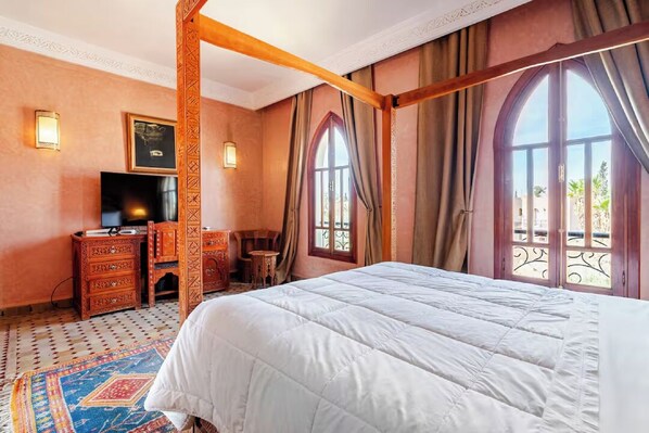 Double Room, 1 Queen Bed | Blackout drapes