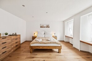 2 bedrooms, iron/ironing board, travel crib, free WiFi - ReMo l Old town idyll on Lake Walen #1 - Balcony I near station + highway I parking lot (Weesen)