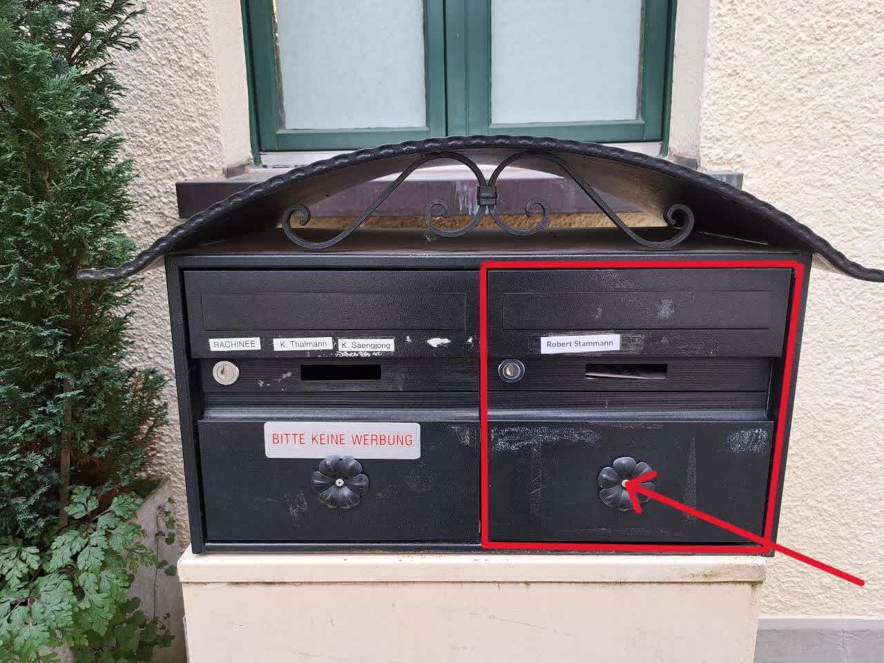 A mailbox with labels for Rachinée, K. Thalmann, K. Saengjong, and Robert Starnmann.
