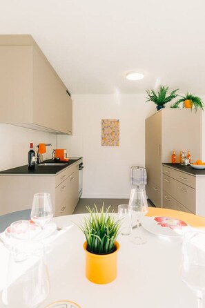 Kühlschrank, Ofen, Herdplatte, Geschirrspüler