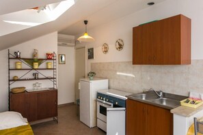 Apartment | Private kitchen - Apartments Tramonto - Studio Apartment With Balcony and Sea View (Dubrovnik)